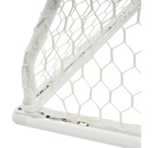 Detailný pohľad na futbalovú bránku so sieťou