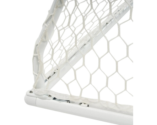 Detailný pohľad na futbalovú bránku so sieťou