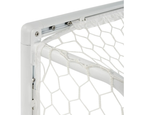 Detail futbalovej bránky so sieťou a bielym rámom