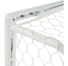 Detail futbalovej bránky so sieťou