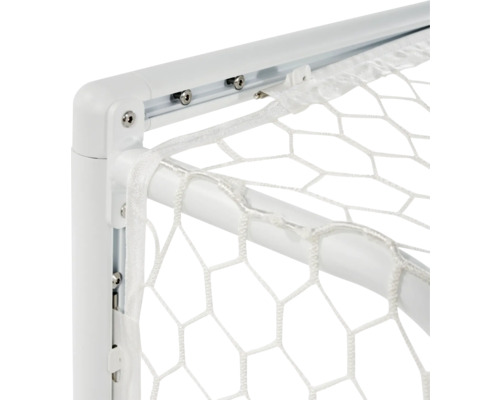 Detail futbalovej bránky so sieťou