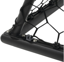 Detailný záber futbalovej bránky so sieťou s čiernym rámom