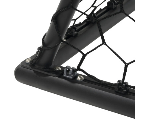 Detailný záber futbalovej bránky so sieťou s čiernym rámom