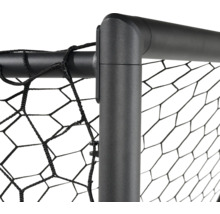 Detail futbalovej bránky so sieťou