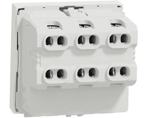 Detailný záber bielej zásuvky zobrazujúci pripojovacie svorky pre elektrické vodiče