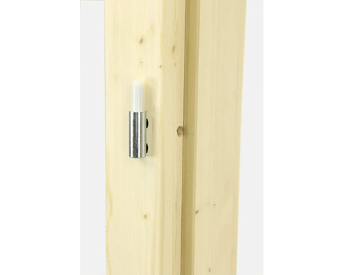 Kovový dverný doraz na drevených dverách