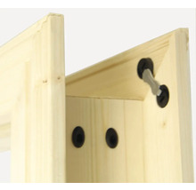 Detailný pohľad na drevený regál so spojovacími prvkami