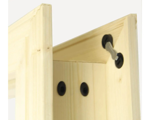 Detailný pohľad na drevený regál so spojovacími prvkami