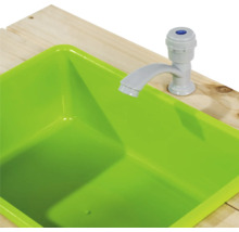 Zelené hracie umývadlo s vodovodnou batériou na drevenom stole