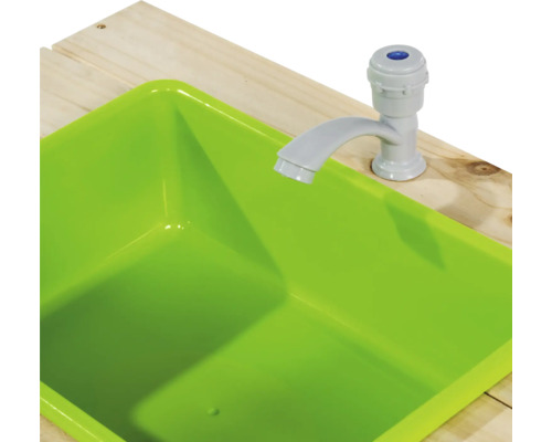 Zelené hracie umývadlo s vodovodnou batériou na drevenom stole