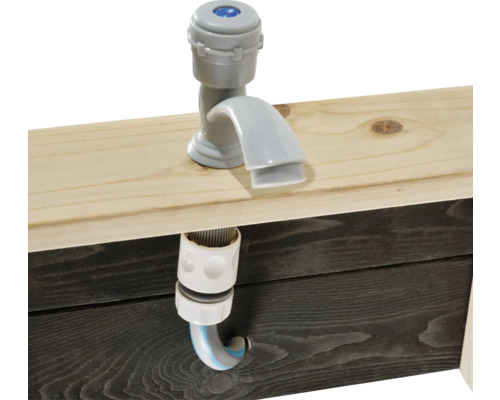 Sivý kohútik s hadicovou prípojkou na drevenom stole