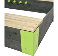 Detailný pohľad na drevené pieskovisko so zelenými rohovými spojmi