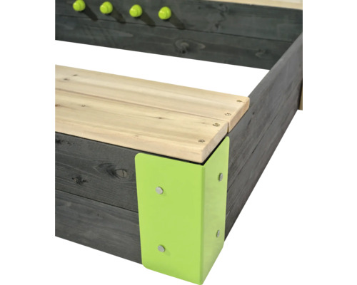 Detailný pohľad na drevené pieskovisko so zelenými rohovými spojmi