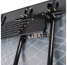 Detail sušiaka na bielizeň s čiernym rámom a sivou šnúrou na bielizeň