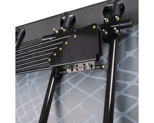 Detail sušiaka na bielizeň s čiernym rámom a sivou šnúrou na bielizeň