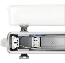 Vnútorný pohľad na trubicové žiarivkové svietidlo s otvoreným krytom na zobrazenie elektrických komponentov