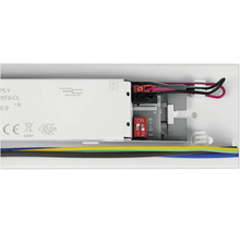 Detail elektronického komponentu s káblami a spínačmi.