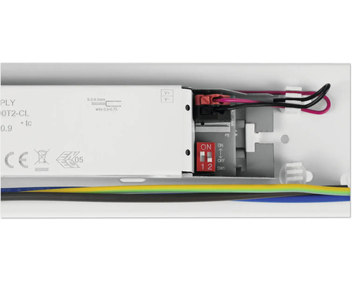 Detail elektronického komponentu s káblami a spínačmi.