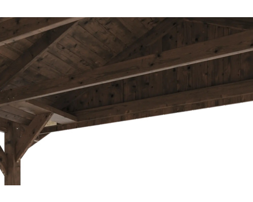 Detailný pohľad na drevený altánok zdola