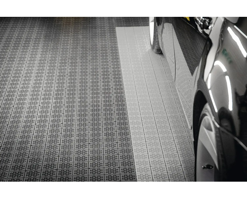 Garáž s podlahovými dlaždicami a autom