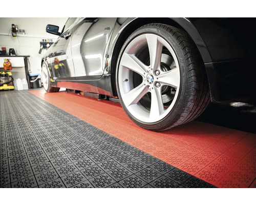 Spojovacie dlaždice v garáži s autom