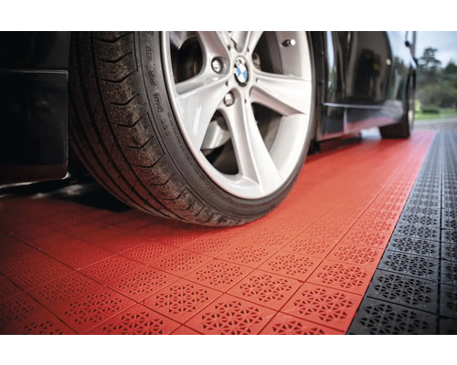 Detailný záber auta na podlahových dlaždiciach