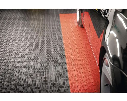 Podlaha garáže s podlahovými dlaždicami a autom