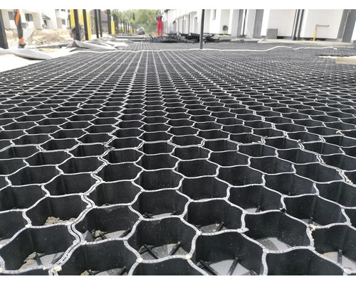 Detailný záber na plastové zatrávňovacie dlaždice pre záhradné a krajinárske úpravy