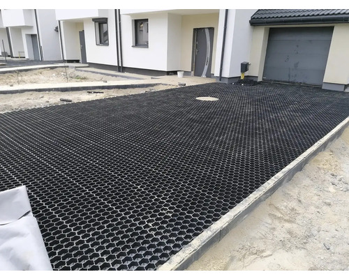 Príjazdová cesta s trávnikovými dlaždicami pred obytnými domami