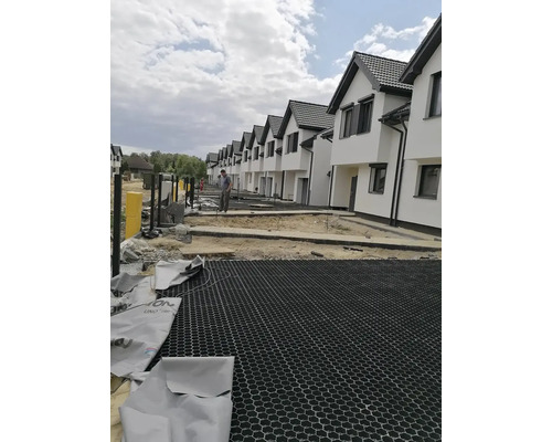 Radová zástavba vo výstavbe s pôdnymi roštami pred domami