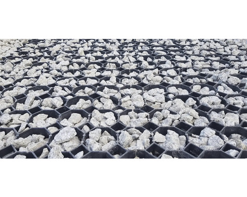 Detailný záber na zatrávňovacie dlaždice vyplnené štrkom