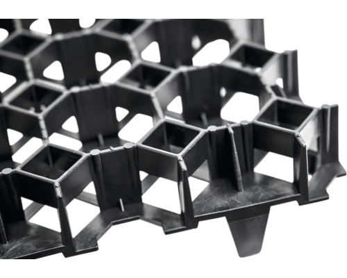 Detailný záber plastovej zatrávňovacej dlaždice