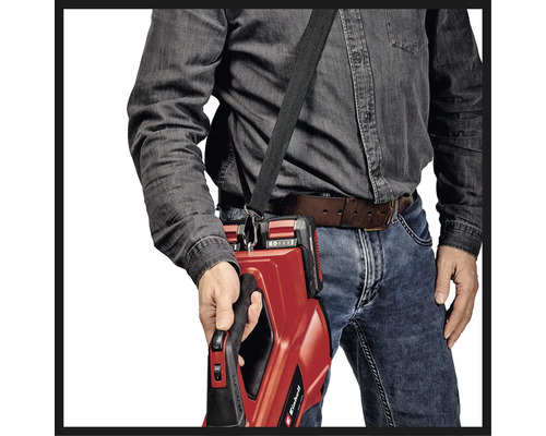Muž s akumulátorovým univerzálnym zariadením Einhell s popruhom