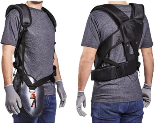 Osoba s nosným systémom pre krovinorez a vyžínač