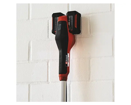 Akumulátorový vyžínač s dvoma batériami na stene