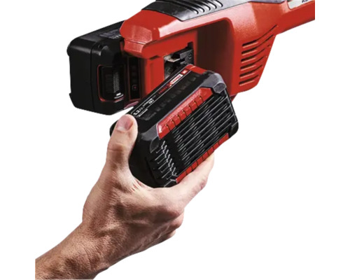 Akumulátor sa vkladá do záhradného náradia