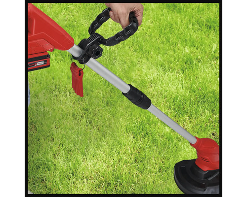 Akumulátorový vyžínač trávy používaný na trávniku.