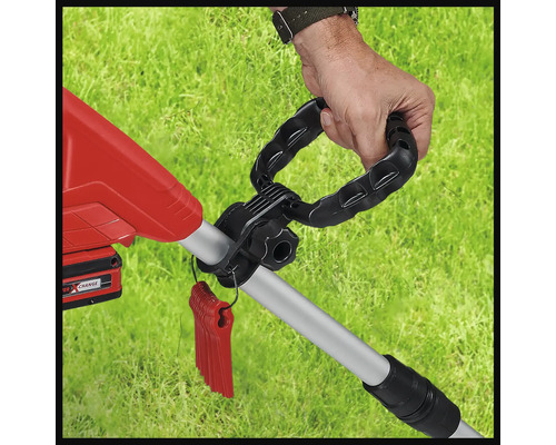 Detailný záber vyžínača s rukou na rukoväti