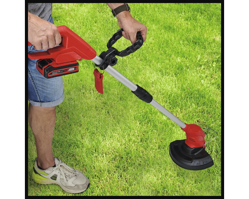 Akumulátorový vyžínač v prevádzke na trávniku