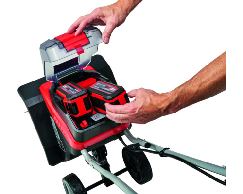 Pohľad zhora na akumulátorovú kosačku s dvoma vloženými akumulátormi