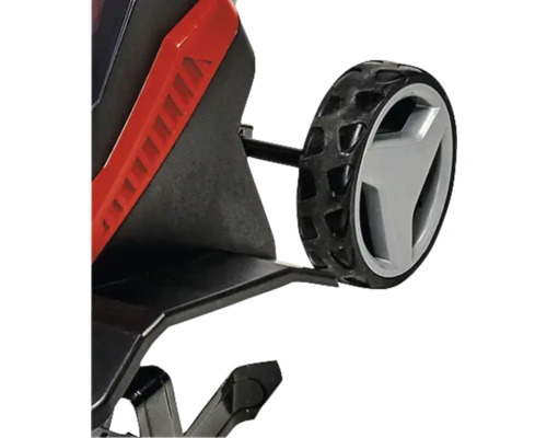 Detailný pohľad na kosačku na trávu s kolesom