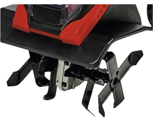 Detailný pohľad na motorovú motyku s nožmi na sadenie