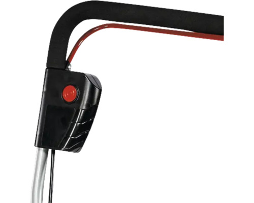 Detailný pohľad na kosačku na trávu s rukoväťou, ovládacími prvkami a káblom