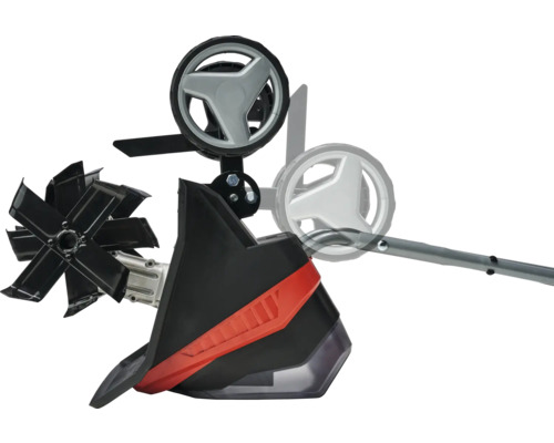 Detail záhradnej frézy s kolesami a frézovacími nožmi.