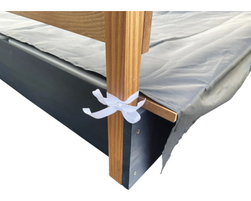 Detailný pohľad na vyvýšený záhon s ochranným krytom a upevňovacím popruhom