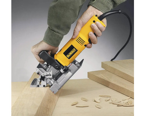 Použitie lamelovacej frézky DeWalt na frézovanie dreva