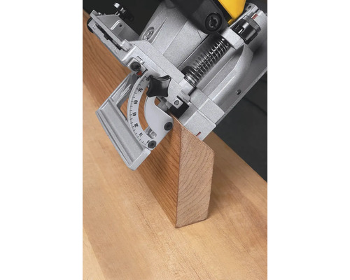 Drážkovacia fréza používaná na kuse dreva.