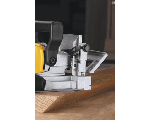 Detailný pohľad na lamelovaciu frézku pri práci na kuse dreva pre presné spoje