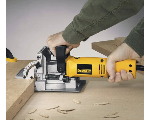 Drážkovacia fréza frézuje drevenú dosku s drevenými konektormi