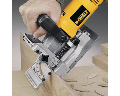 DeWalt drážkovacia fréza pri frézovaní dreva